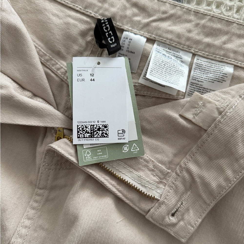 H&M Light Beige Skirt
NWT